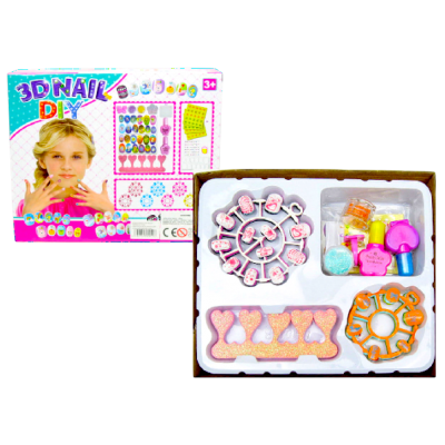 Ein Spielzeug-Maniküre-Set...