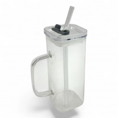 Glas mit Strohhalm
