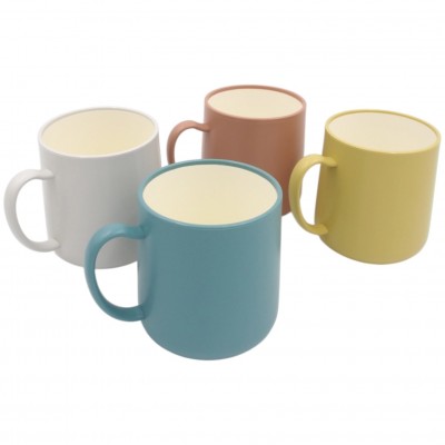 Plastikbecher, verschiedene Farben